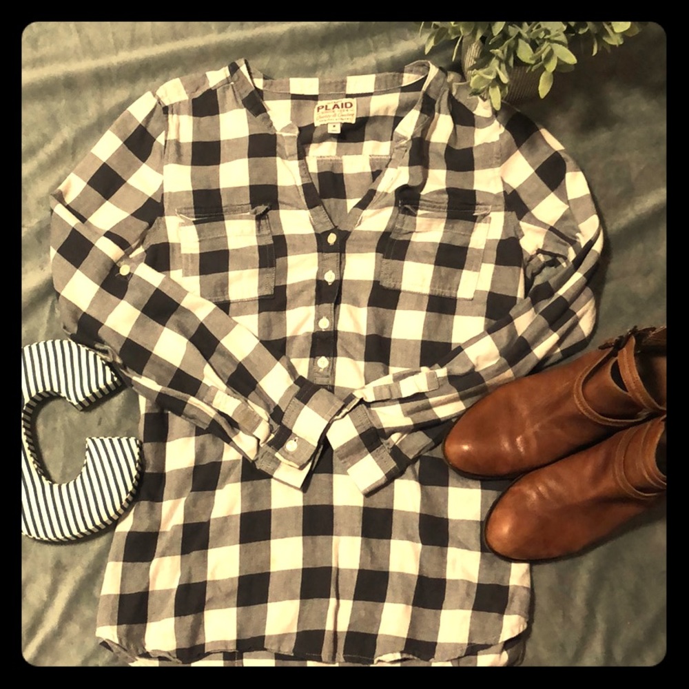 Half button down gray and off white flannel